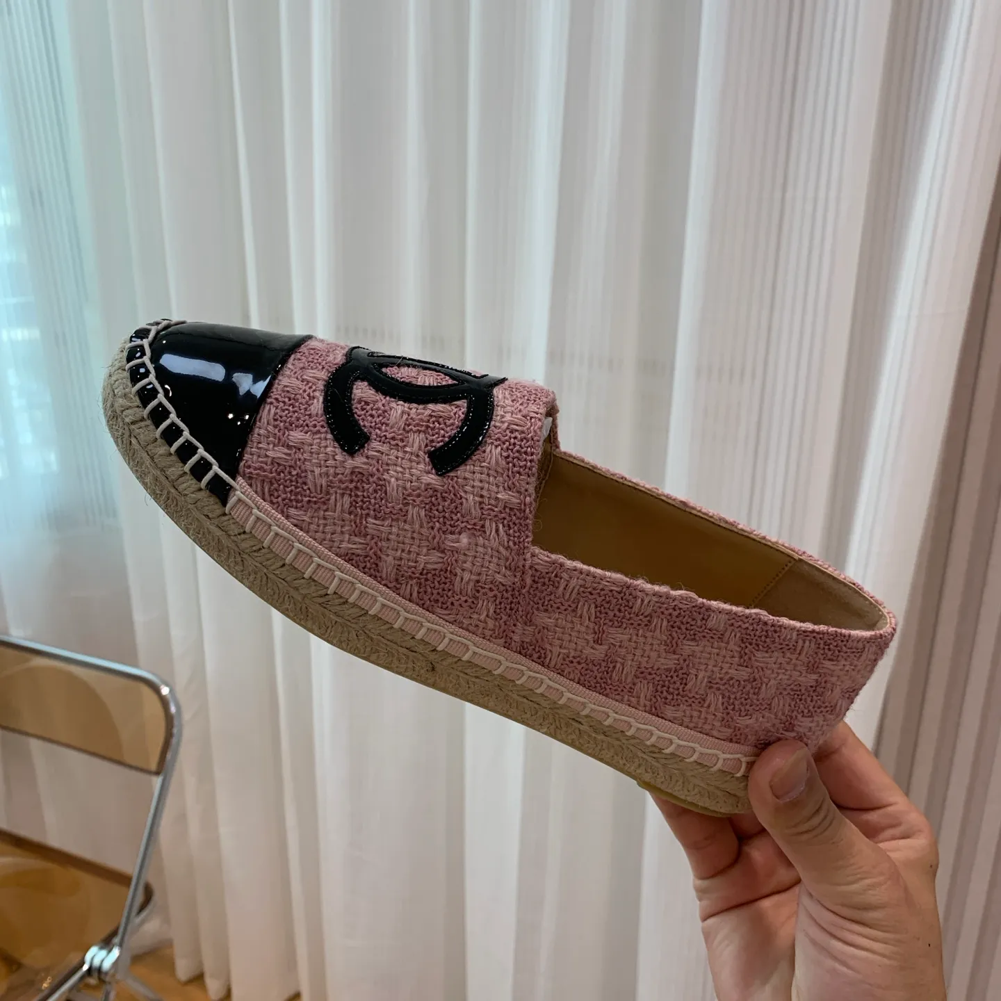 👟👟Ex-factory price 420👟👟 👑New colors are coming ✌️New version of Chanel fisherman shoes is coming❗️Delivered in a full set of top-notch packaging. The quality of my fisherman shoes has not been introduced much, everyone who has had them knows it! The original customized upper, and my outsole is the original translucent outsole, the opaque outsole is the wrong version, full set of authentic packaging ❗️ size: 35-40, running price
